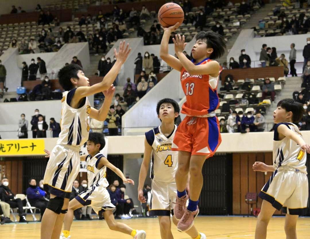 〈男子決勝〉下妻ジャスティスJr.-城里HORORUS　最終クオーター、シュートを放つ城里HORORUSの山口(右)=まるたか観光アリーナ