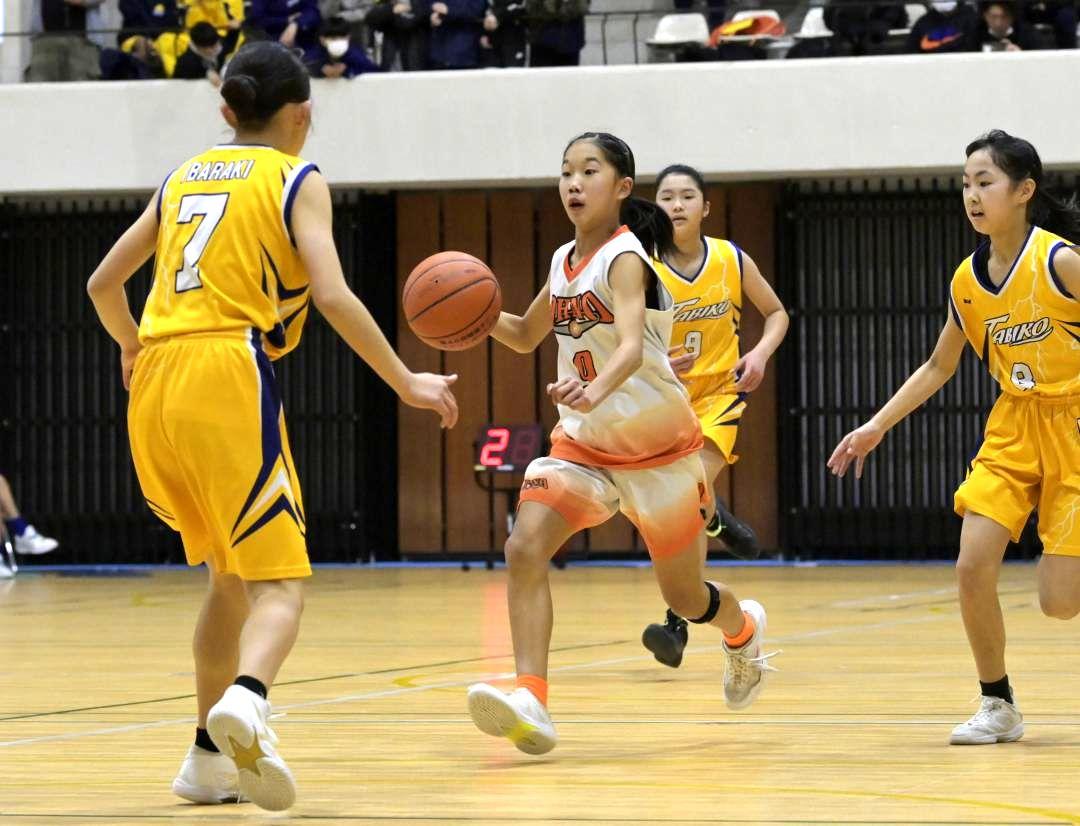 〈女子決勝〉大野ク-田彦スポ少　第2クオーター、ドリブルでゴール前まで攻め上がる大野クの関口(左から2人目)=まるたか観光アリーナ