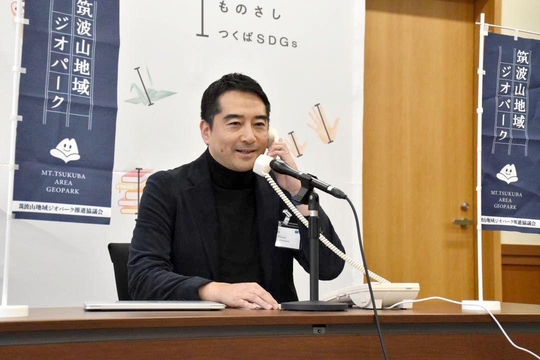 再認定の連絡を受ける筑波山地域ジオパーク推進協議会長の五十嵐立青つくば市長=同市役所