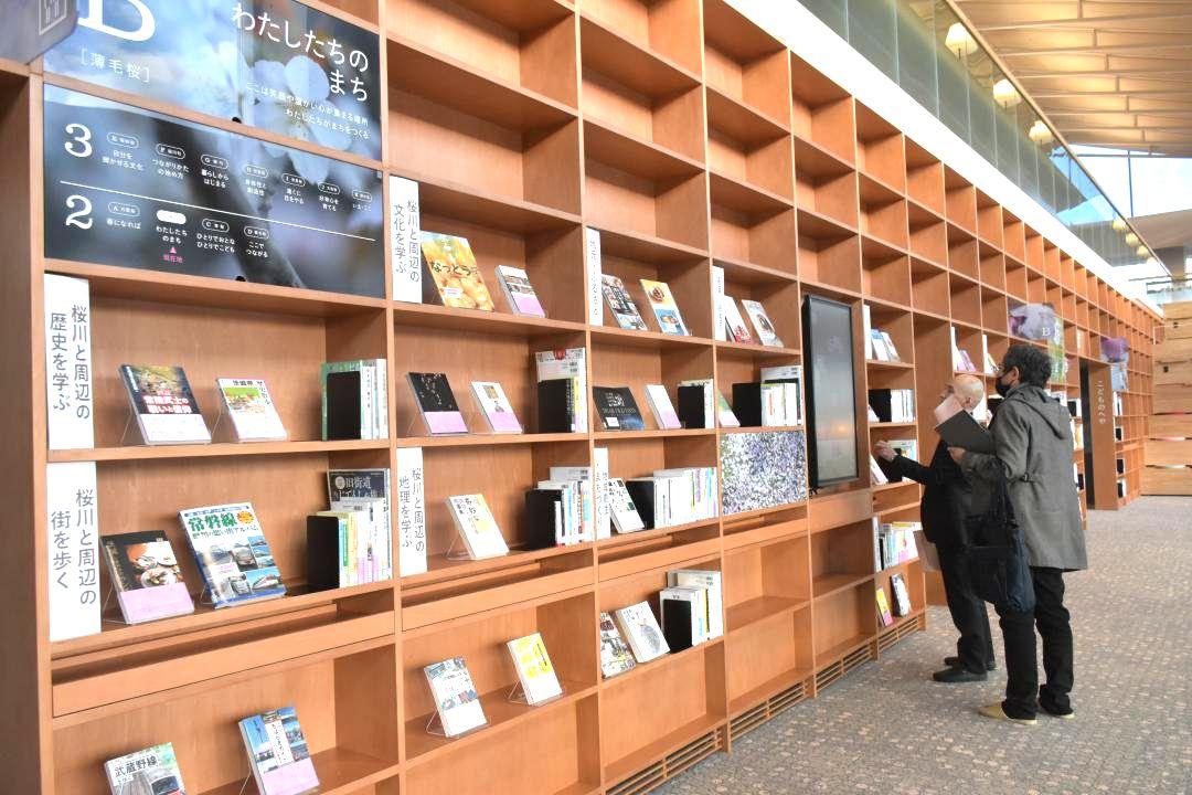 壁面いっぱいに書棚が配置された「メディアマウンテン」=桜川市東桜川
