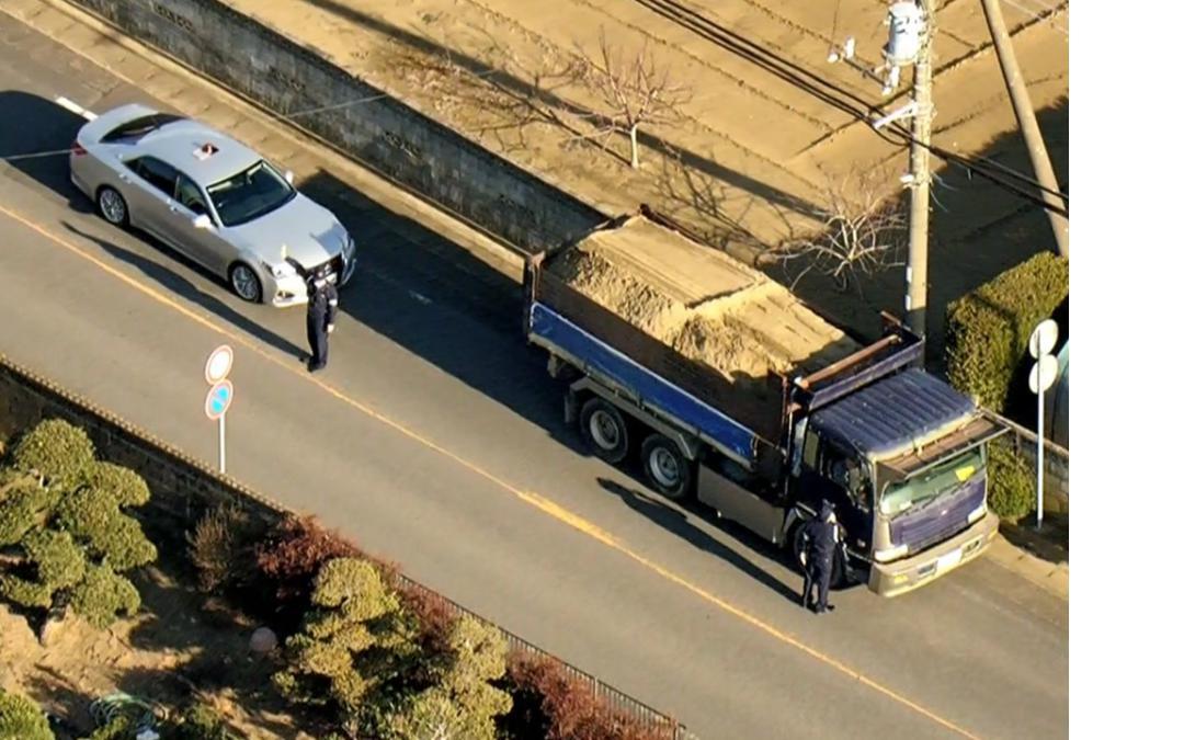 県警のヘリコプターから撮影した、過積載の取り締まり=県警提供
