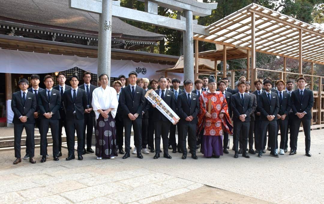 鹿島神宮で必勝祈願を行ったJ1鹿島の鬼木達監督や選手ら=鹿嶋市宮中の鹿島神宮
