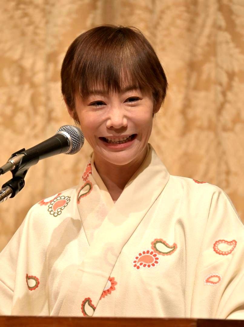 努力は夢をかなえてくれる」と題して講演した落語家の蝶花楼桃花さん=水戸市千波町