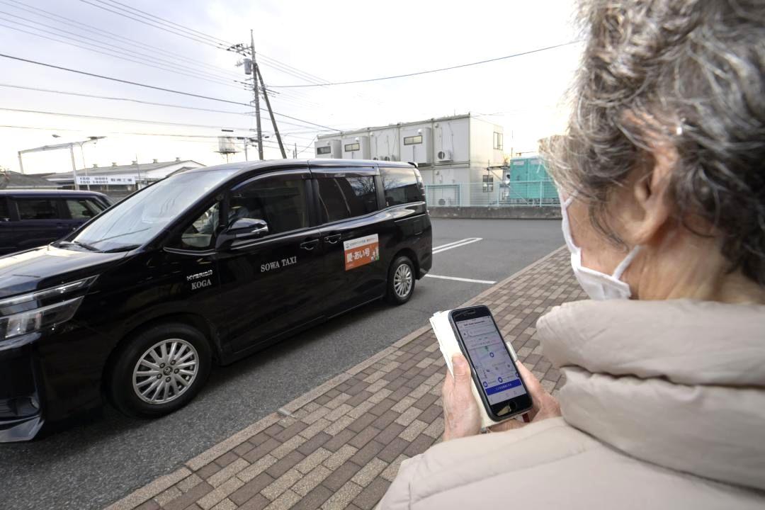 AI配車システムを使ったデマンドタクシーが依頼者の元へ到着=1月28日、古河市下大野
