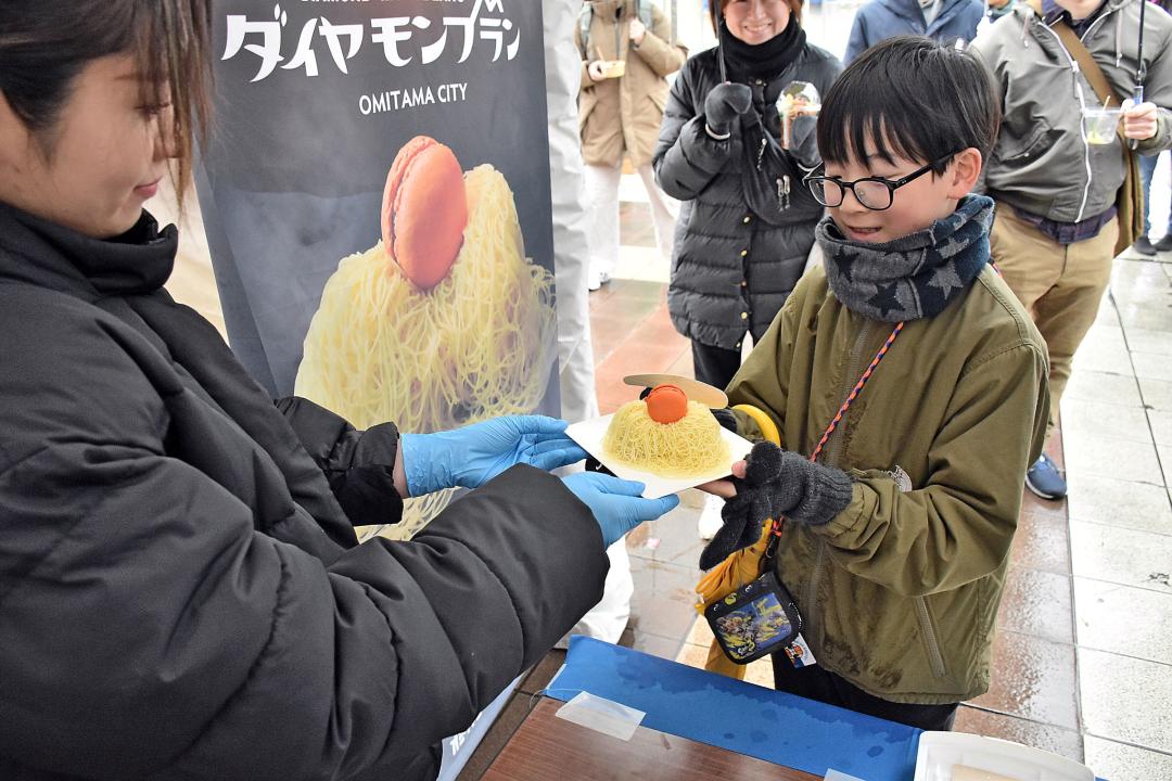 小美玉市のスイーツ「ダイヤモンブラン」を購入する来場者=つくば市吾妻