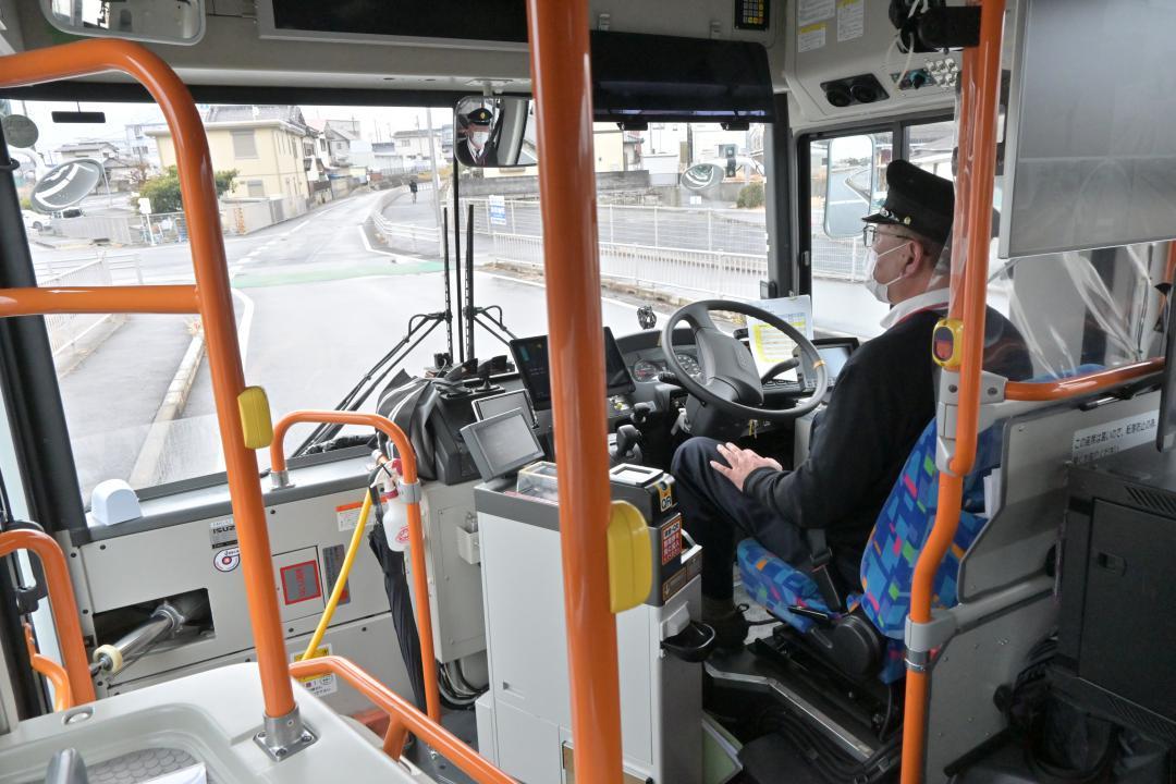 専用道を自動運転で走行するひたちBRT=日立市内