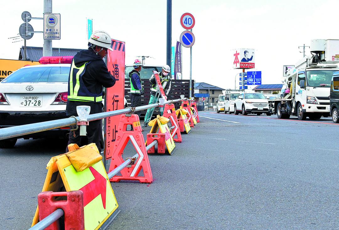 車両進入防止のバリケードを設置する作業員ら=水戸市酒門町
