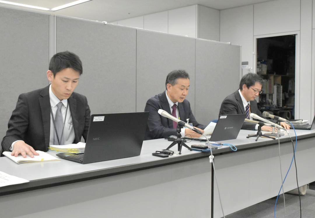 鉾田市内の井戸水の調査結果について発表する県環境対策課の担当者ら=県庁
