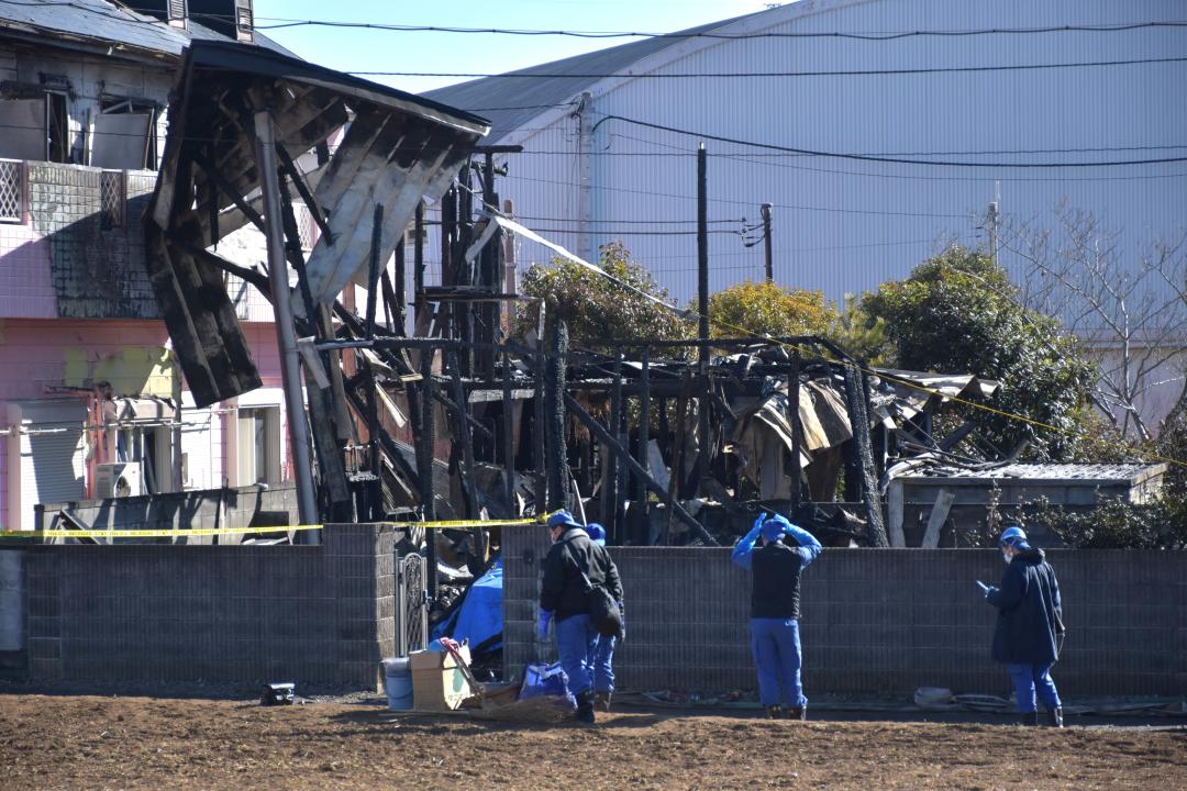 住宅とアパートを焼いた火災現場=阿見町岡崎