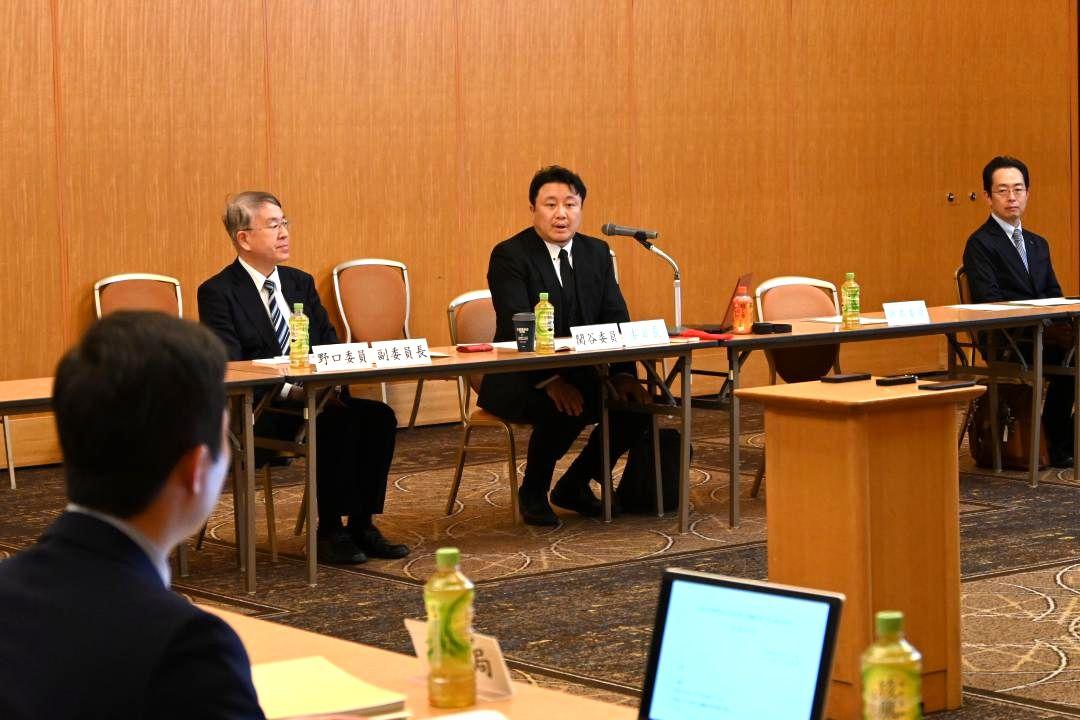 原子力災害時の避難計画検証委員会の第2回会合であいさつする関谷直也委員長(左から3人目)=水戸市宮町
