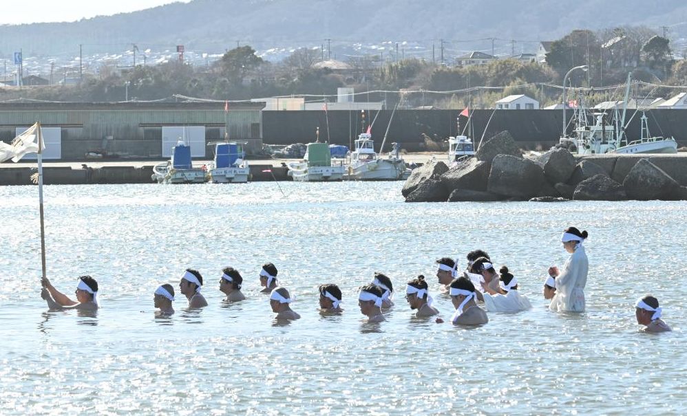 海で寒中みそぎを行う神職ら=日立市河原子町
