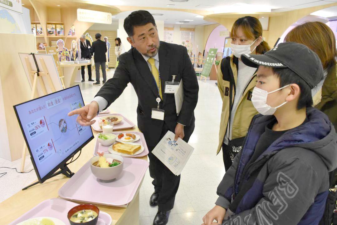 食事の模型で日本の食料自給率が学べる展示=つくば市高野台