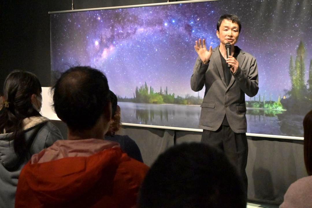 展示作品を来場者に紹介するKAGAYAさん=日立市幸町
