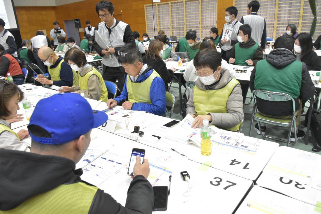 防災アプリに個人情報を入力する実証実験の参加者=常総市鴻野山
