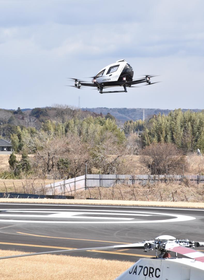 実証実験で垂直離陸する「空飛ぶ車」＝つくば市上境