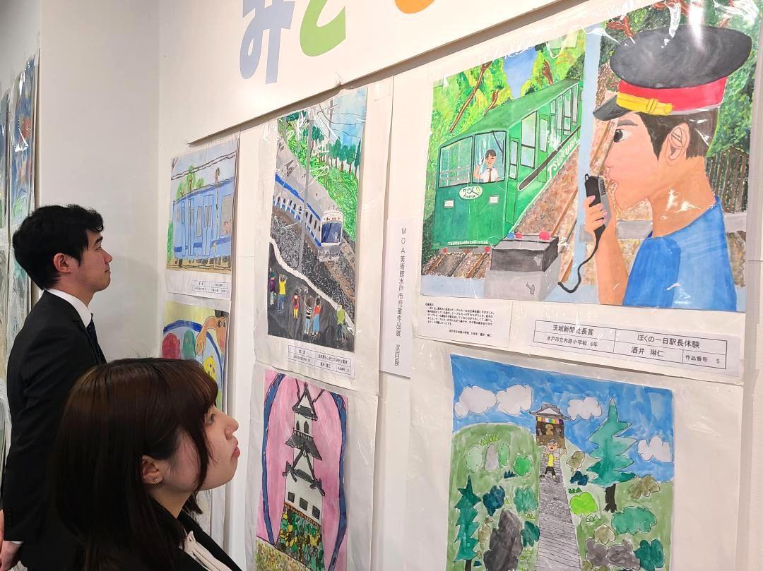 心温まる子どもたちの絵画が並ぶ館内。右上が茨城新聞社長賞を贈られた酒井琳仁さんの作品=水戸市南町