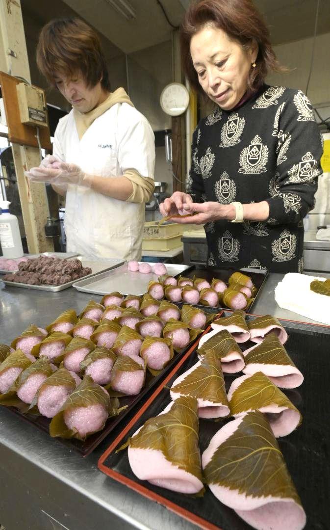 一つ一つ丁寧に桜の葉に包んで仕上げられる桜餅=結城市結城
