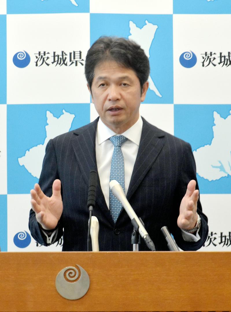 記者会見する大井川和彦知事=県庁
