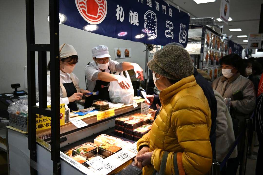 開催初日から多くの来店客でにぎわう「春の大北海道展」=水戸市泉町
