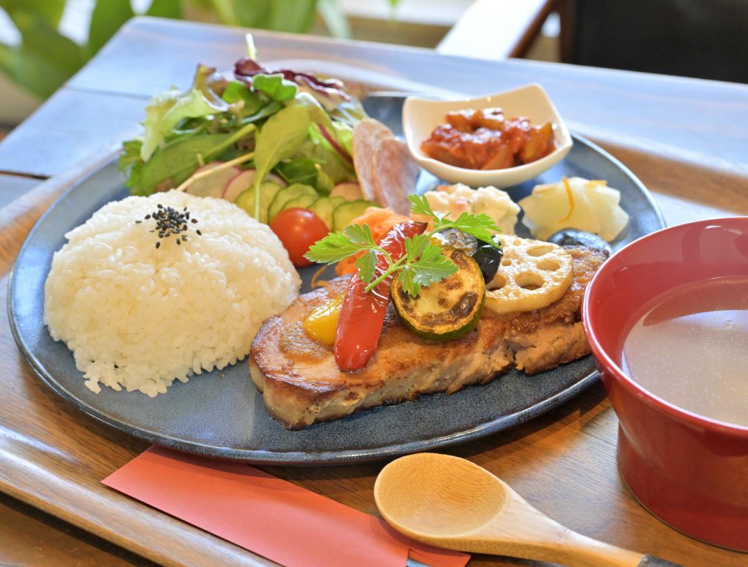 自家製ローストポークと野菜グリルのワンプレートランチ
