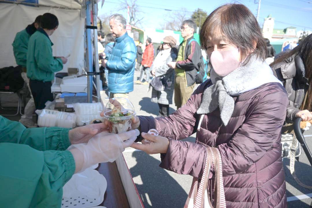 五霞町の「シン・茨城あげそば」を買い求める来場者=牛久市中央
