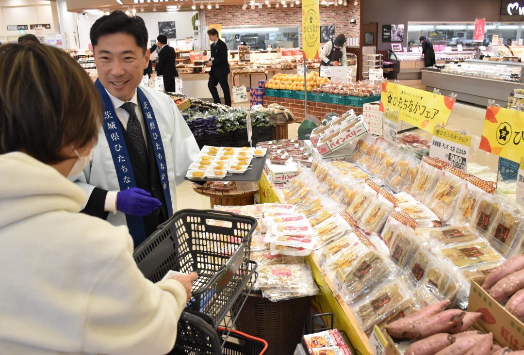 買い物客に干し芋の試食を呼びかける大谷明ひたちなか市長=水戸市姫子
