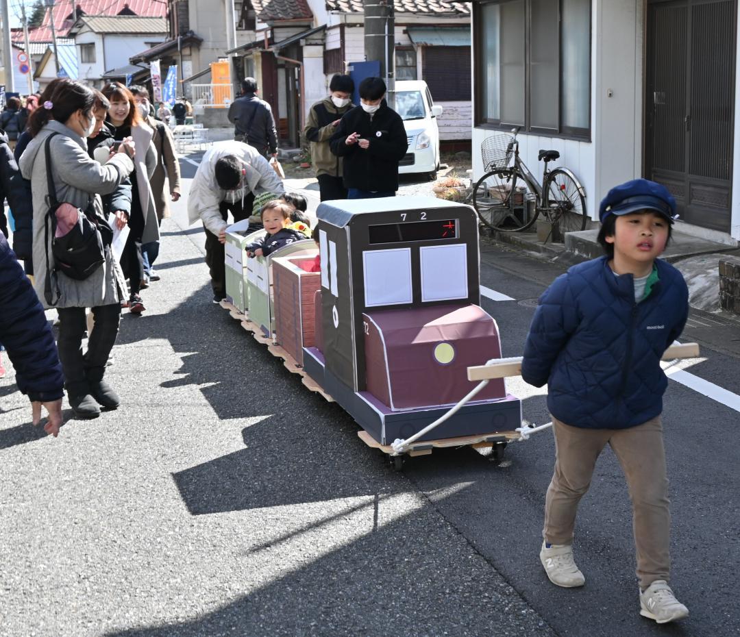 手作りの鉱山電車を走らせた「ひたち大煙突フェスティバル」=日立市白銀町
