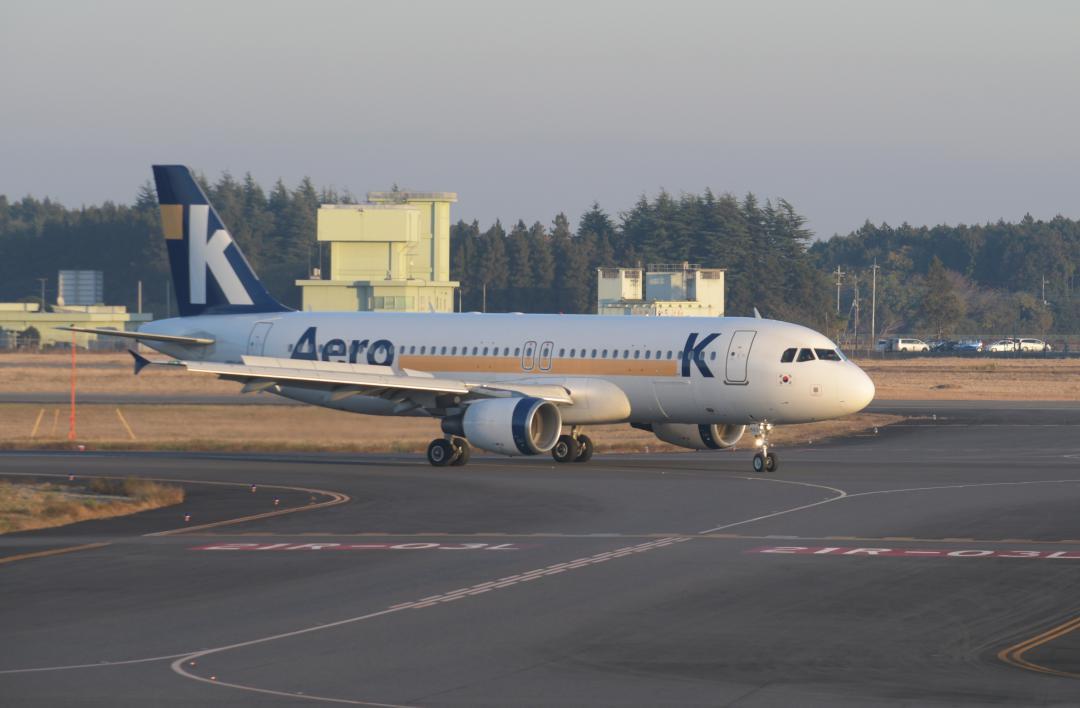 茨城空港の連続チャーター便として運航されているエアロĶの清州便の航空機=2024年12月3日、小美玉市与沢
