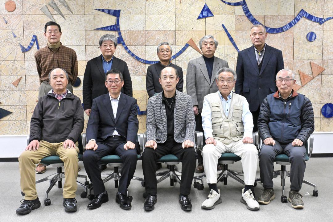 紙上フォトコンテスト年間賞の受賞者たち=茨城新聞社
