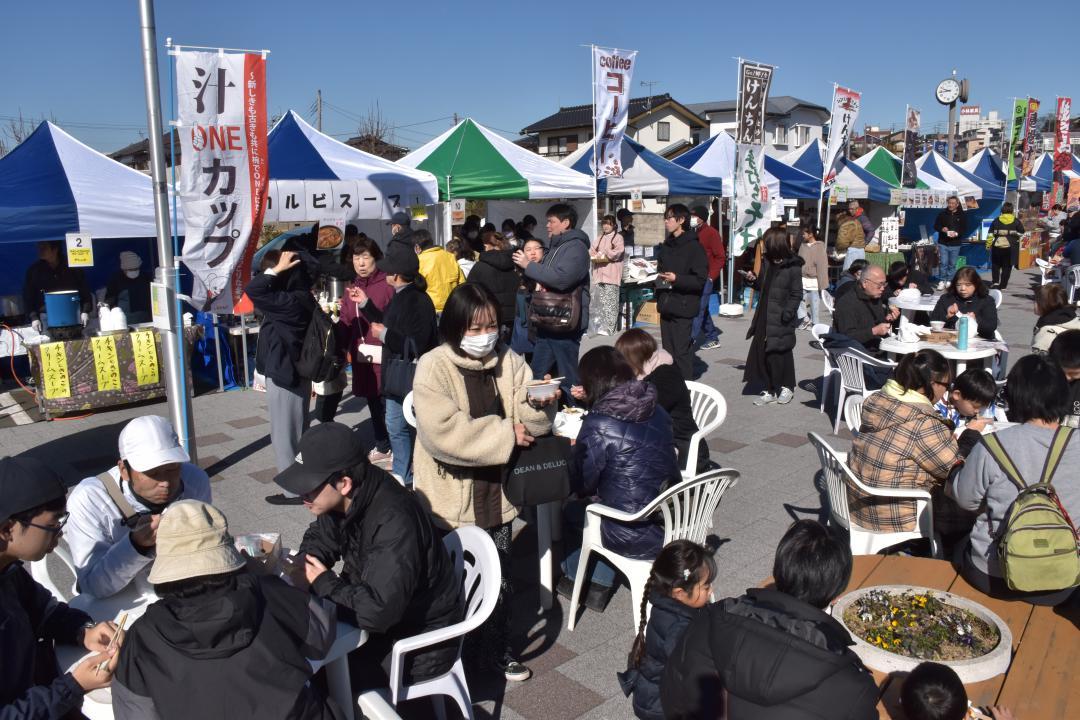 多くの家族連れなどでにぎわった「汁ONEカップ」=常陸太田市山下町
