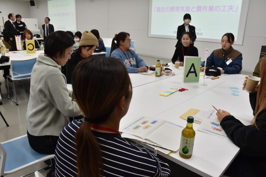 県内の女性農業者らが活発に意見を交わした交流会=つくばみらい市青木
