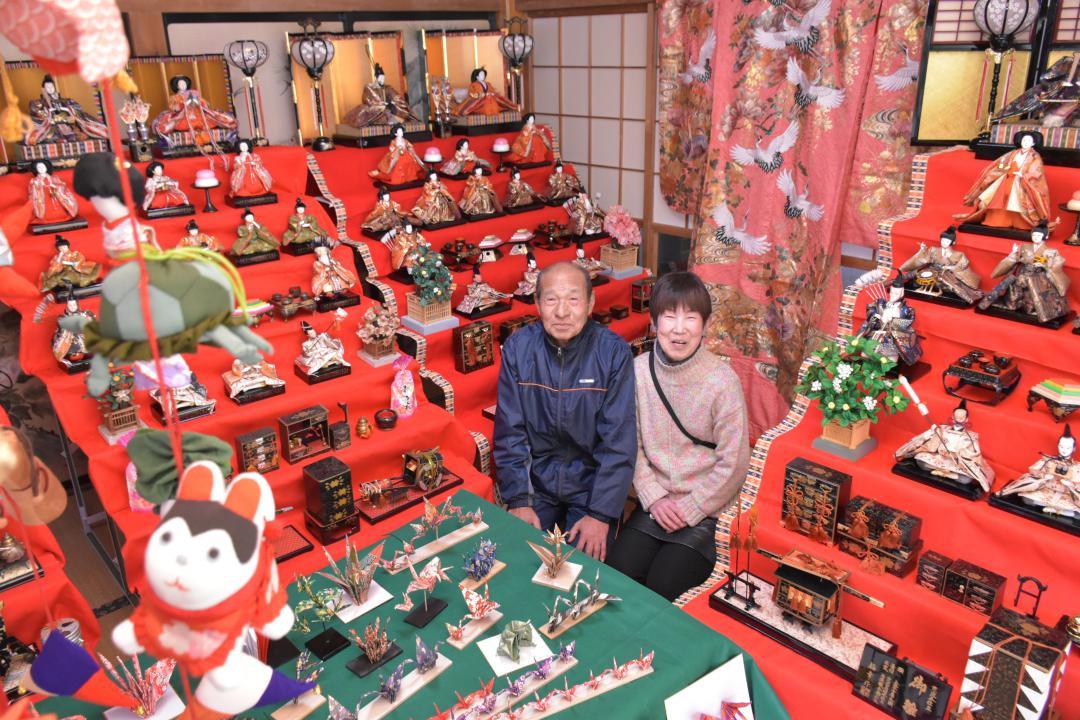 豪勢なひな飾りが並ぶ「いこいの広場」を運営する菊地力雄さん(左)、友子さん夫妻=高萩市中戸川
