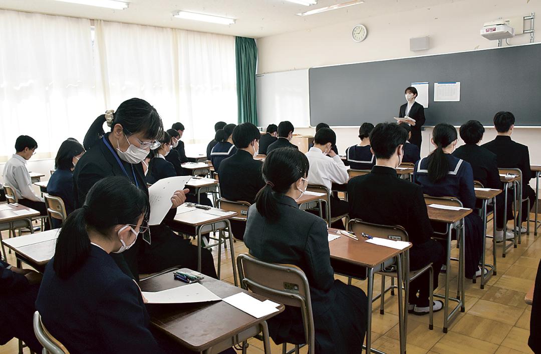 県立高入試で問題用紙の配布を待つ受験生たち=水戸市三の丸(画像の一部を加工しています)