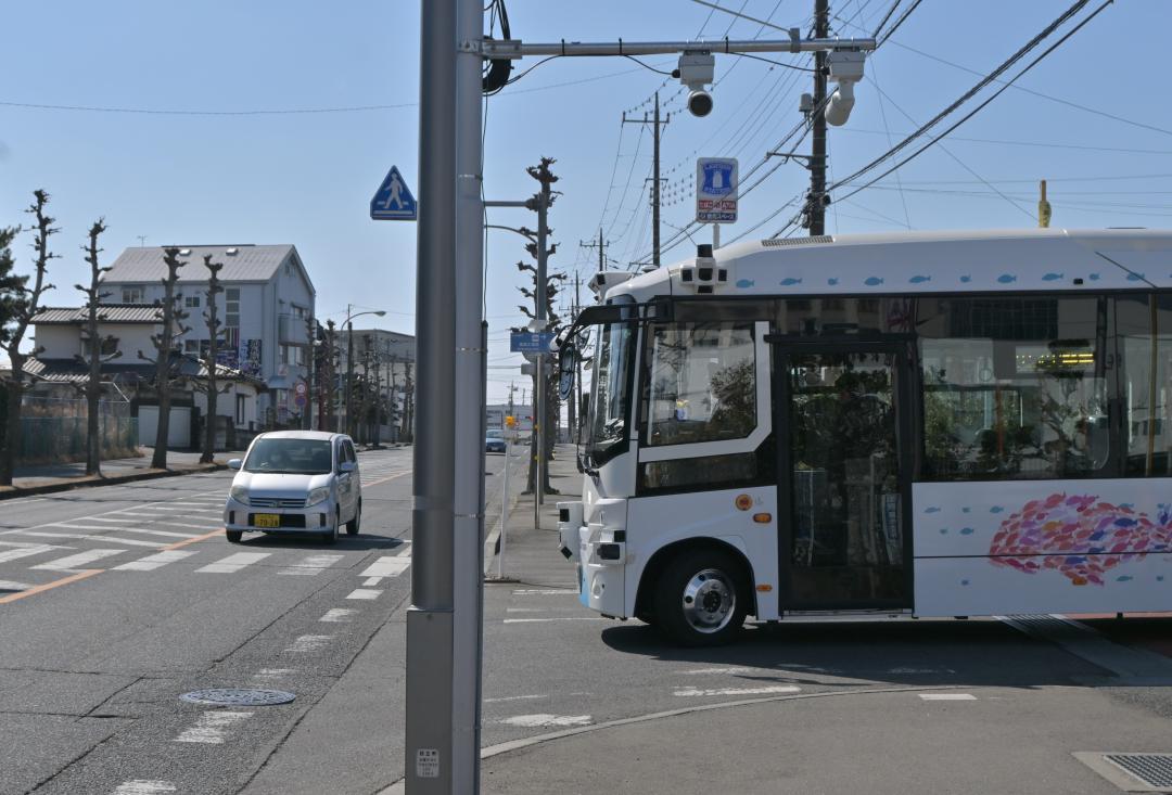 道路側に設置されたカメラやセンサー(中央上部)と連携しながら走る自動運転バス=日立市大みか町
