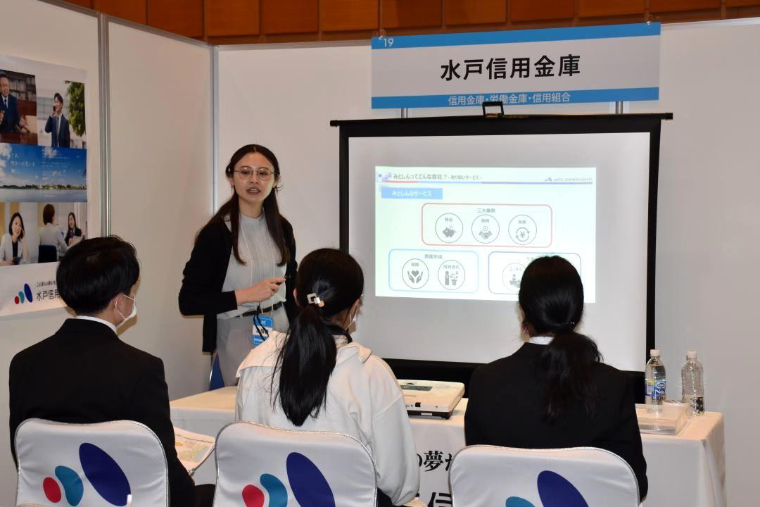 就活生に自社の魅力や業務内容を紹介する県内企業の担当者(左から2人目)=つくば市竹園
