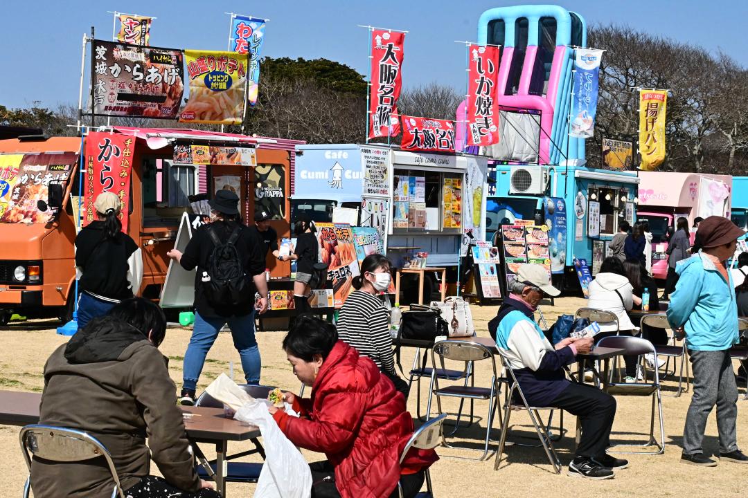 多くの来場者でにぎわう「いばらきキッチンカーフェス2025」=鉾田市大竹
