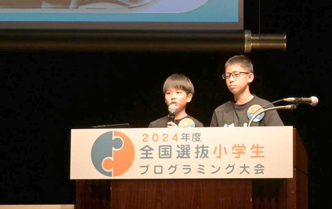 開発したアプリを説明する井川裕麻さん(左)、岡田拓登さん=東京都港区
