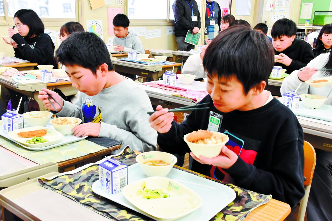 地元の有機野菜と有機米を使った給食を食べる児童たち=常陸大宮市北町の市立大宮小(画像の一部を加工しています)