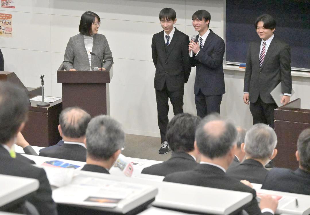 成果発表会で市職員や市議などと意見を交わす学生たち=日立市大みか町
