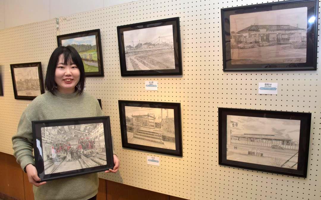 シャープペンシルでJR水郡線を描き続けている佐々木麻里さんの個展=常陸太田市中城町
