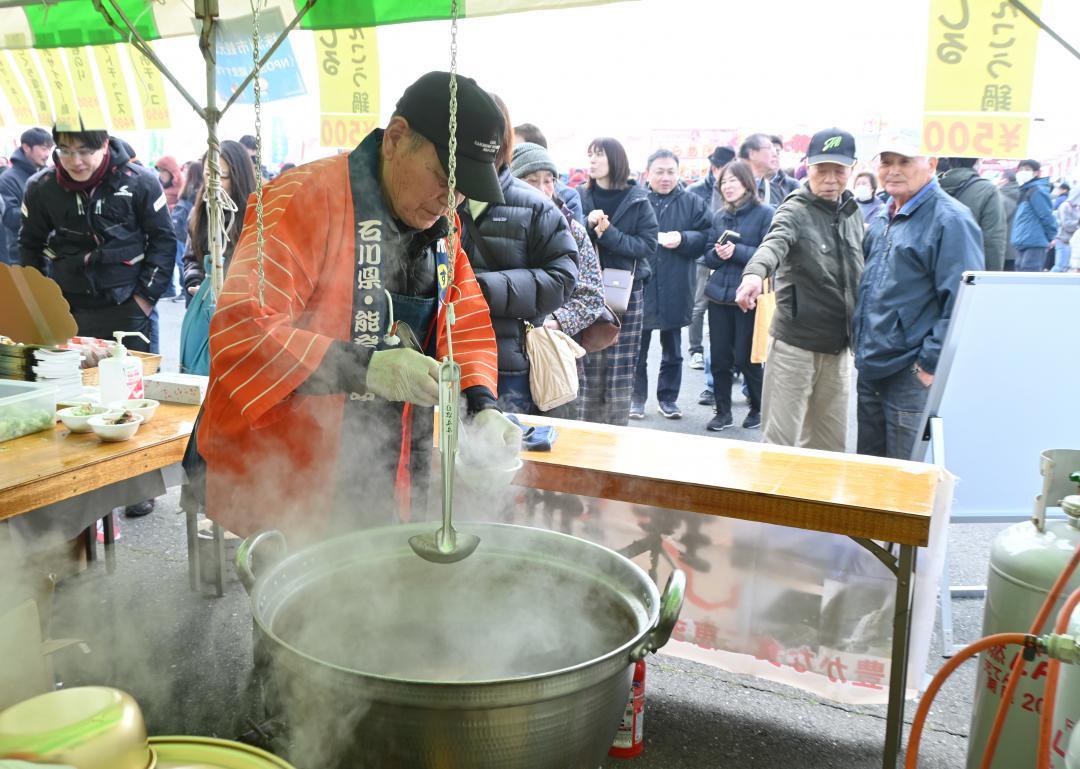 石川県珠洲市からも自慢のあんこう鍋が提供された「全国あんこうサミット」=北茨城市関南町仁井田
