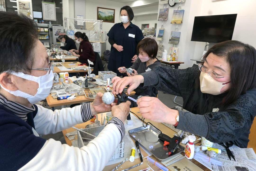 読み終えた新聞を使ってアート作品作りを楽しむ受講者=水戸市南町の茨城新聞みと・まち・情報館
