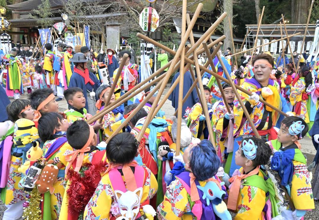 樫棒を組み鳴らす囃人たち=鹿嶋市宮中
