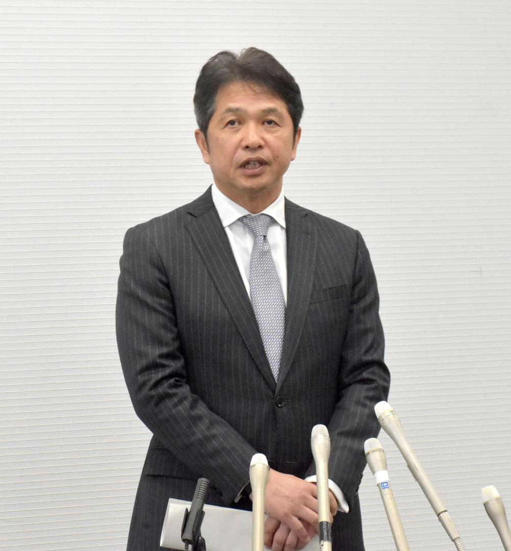 週刊文春のパワハラ報道を受け、報道陣の取材に応じる大井川和彦知事=県庁
