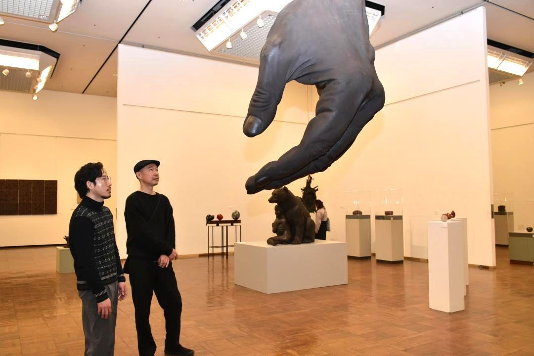 多彩な表現の乾漆作品が並んだ展示会場=つくば市吾妻
