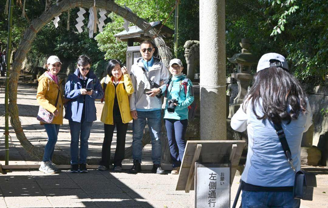 ひたちなか市の神社で観光を楽しむ台湾の観光客=2024年11月7日、同市磯前町
