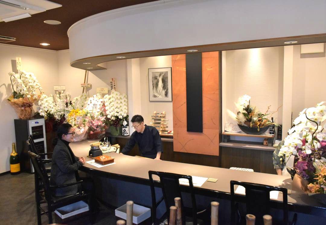 移転オープンした「とう粋庵」の店内=水戸市見川
