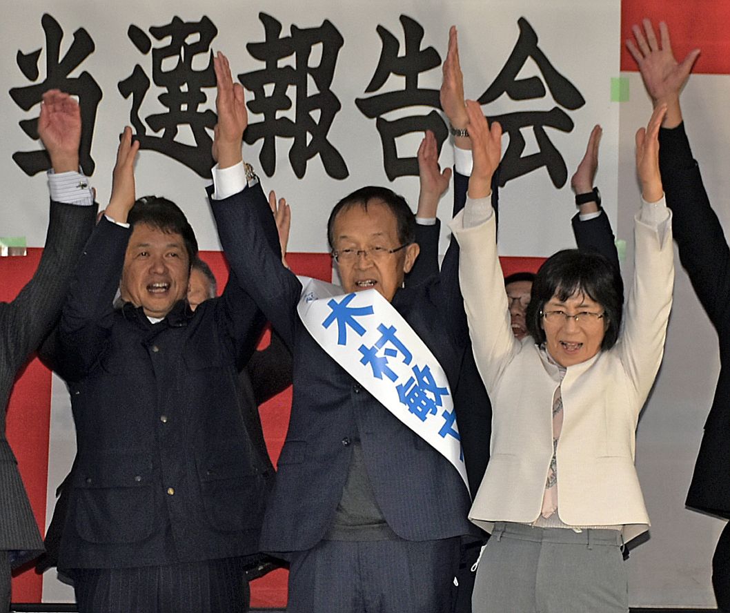 無投票3選を果たし万歳する木村敏文氏(中央)=16日午後5時半ごろ、坂東市神田山
