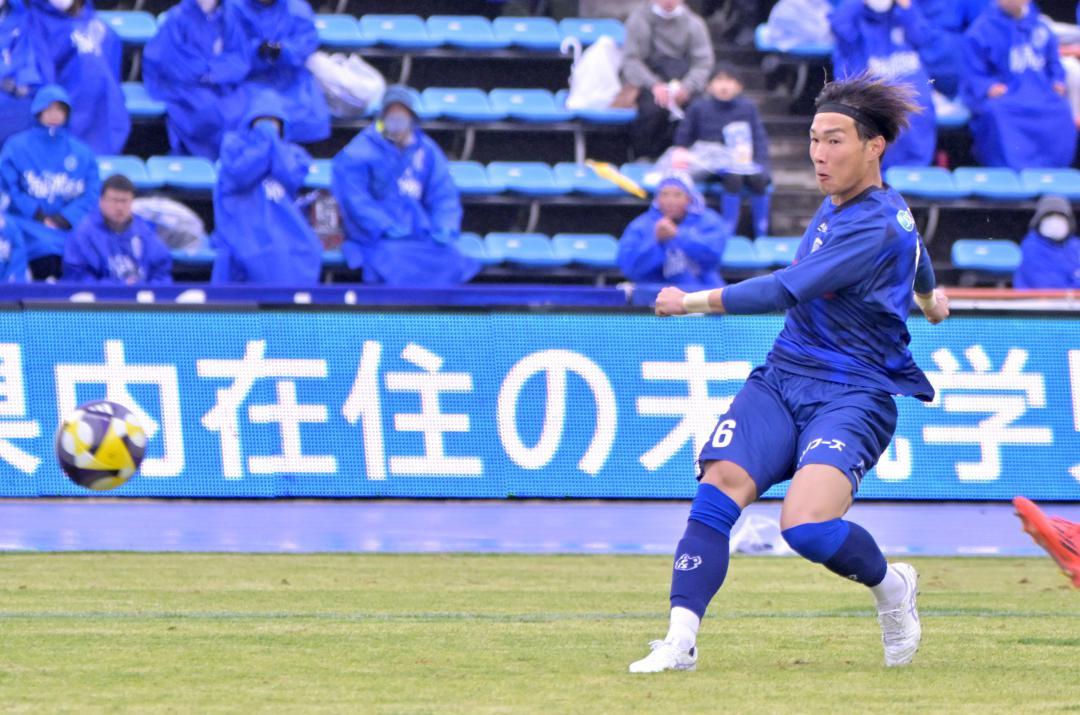 水戸-仙台 後半11分、先制ゴールを決める水戸・飯田=ケーズデンキスタジアム水戸