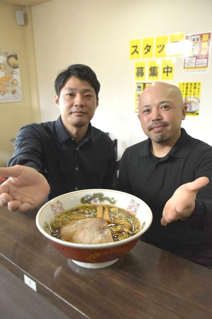 まかべ朝市で販売するラーメンを紹介する刈部晋輔さん(左)と金井辰徳本部長=つくば市筑穂
